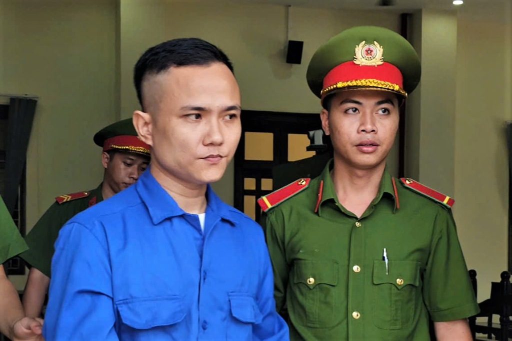 Đi t&ugrave; v&igrave; d&ugrave;ng s&uacute;ng bắn người