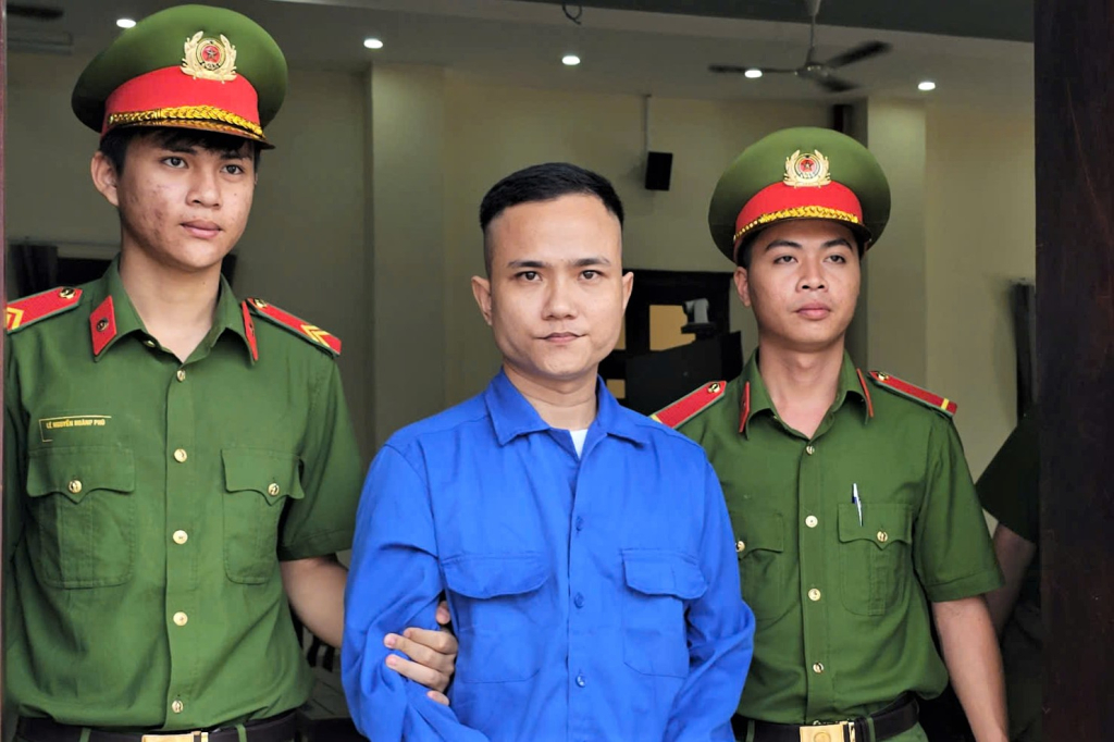 Bị cáo Trương Minh Tân được dẫn giải về Trại tạm giam sau phiên tòa xét xử