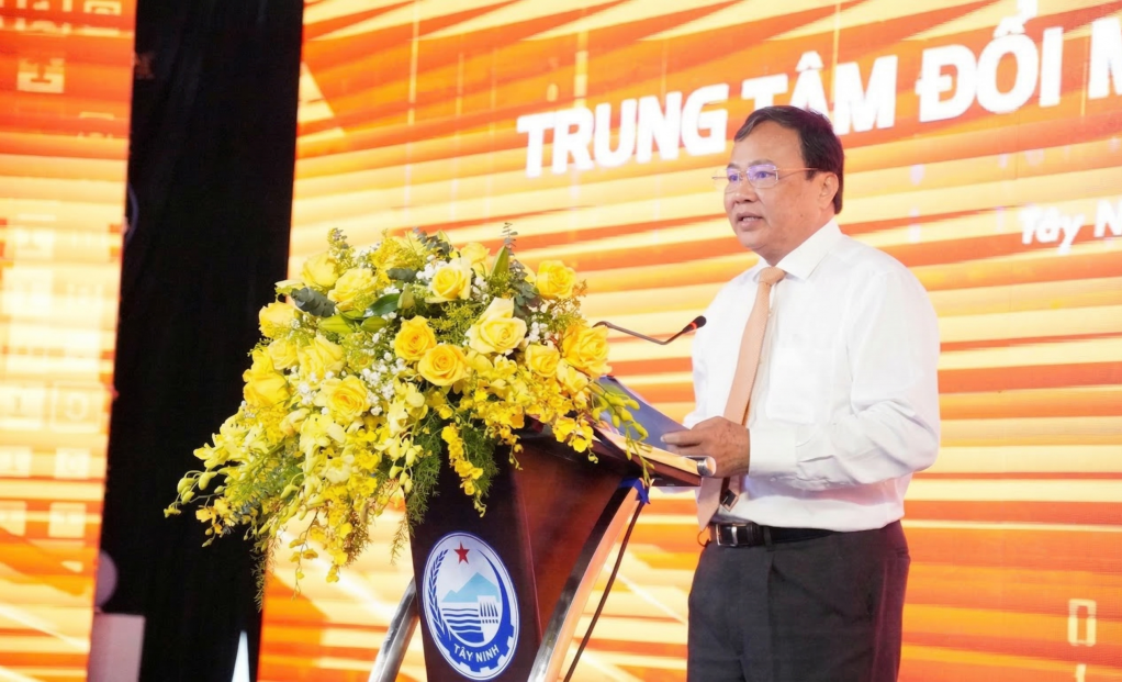 Deputy Secretary of the Provincial Party Committee and Chairman of the Provincial People’s Committee Le Van Han speaks at the ceremony