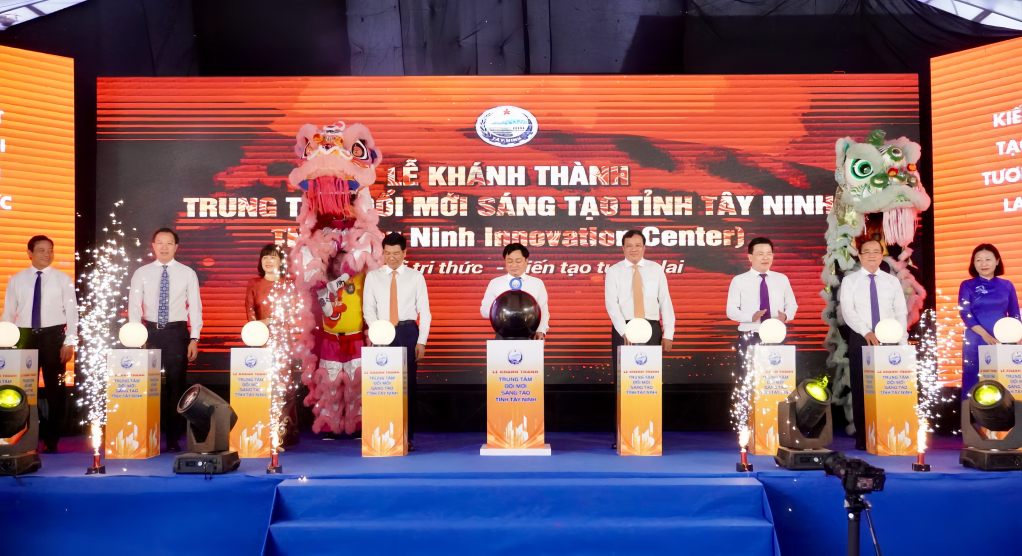 Delegates perform the inauguration ceremony of the Tay Ninh Provincial Innovation Center