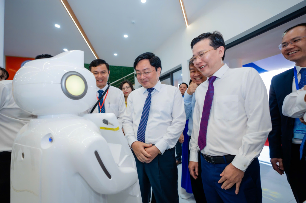 Delegates tour the shared workspace of the Tay Ninh Provincial Innovation Center