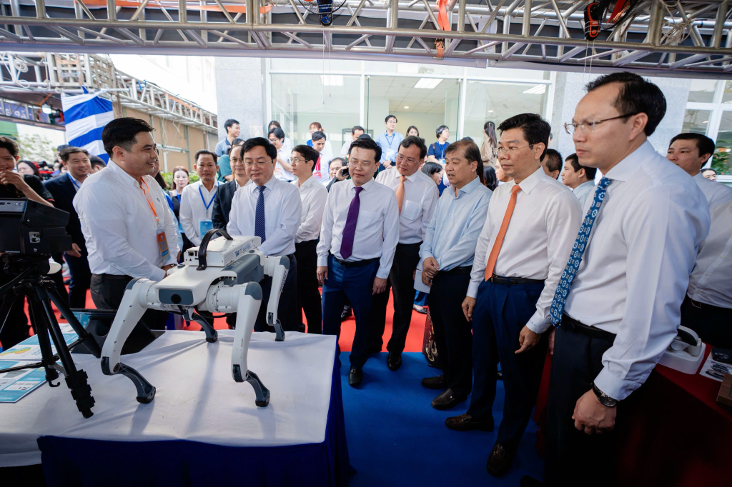 Delegates visit the exhibition and display area