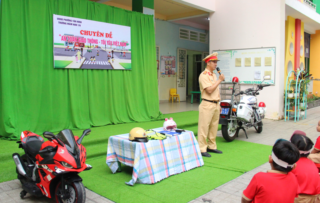 Cán bộ Cảnh sát giao thông tuyên truyền an toàn giao thông cho trẻ
