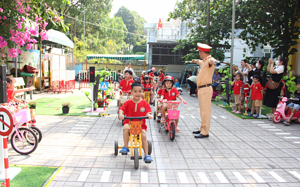 Các bé tham gia trả lời câu hỏi về an toàn giao thông