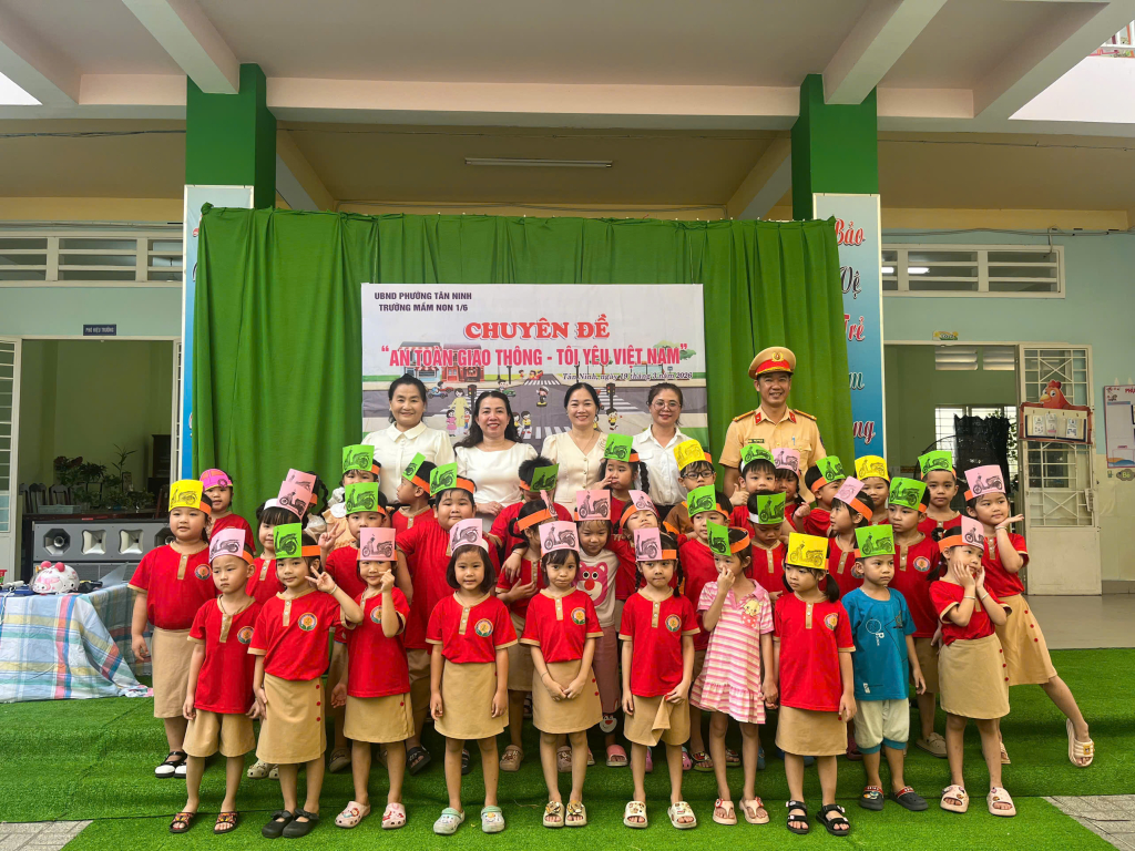 Tuy&ecirc;n truyền an to&agrave;n giao th&ocirc;ng cho trẻ mầm non