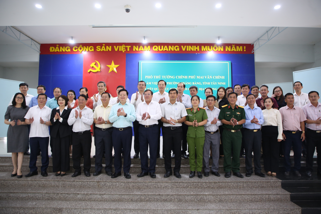 Ph&oacute; Thủ tướng Ch&iacute;nh phủ Mai Văn Ch&iacute;nh l&agrave;m việc tại phường Trảng B&agrave;ng