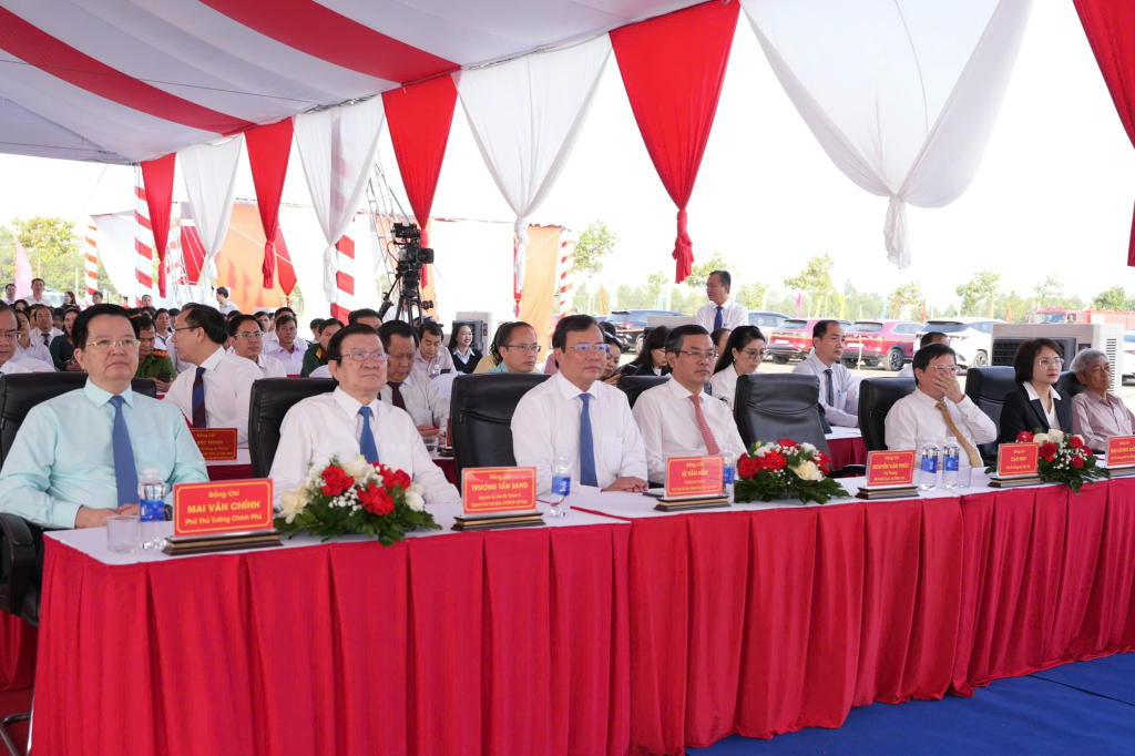 Central leaders and former central officials attend the groundbreaking ceremony