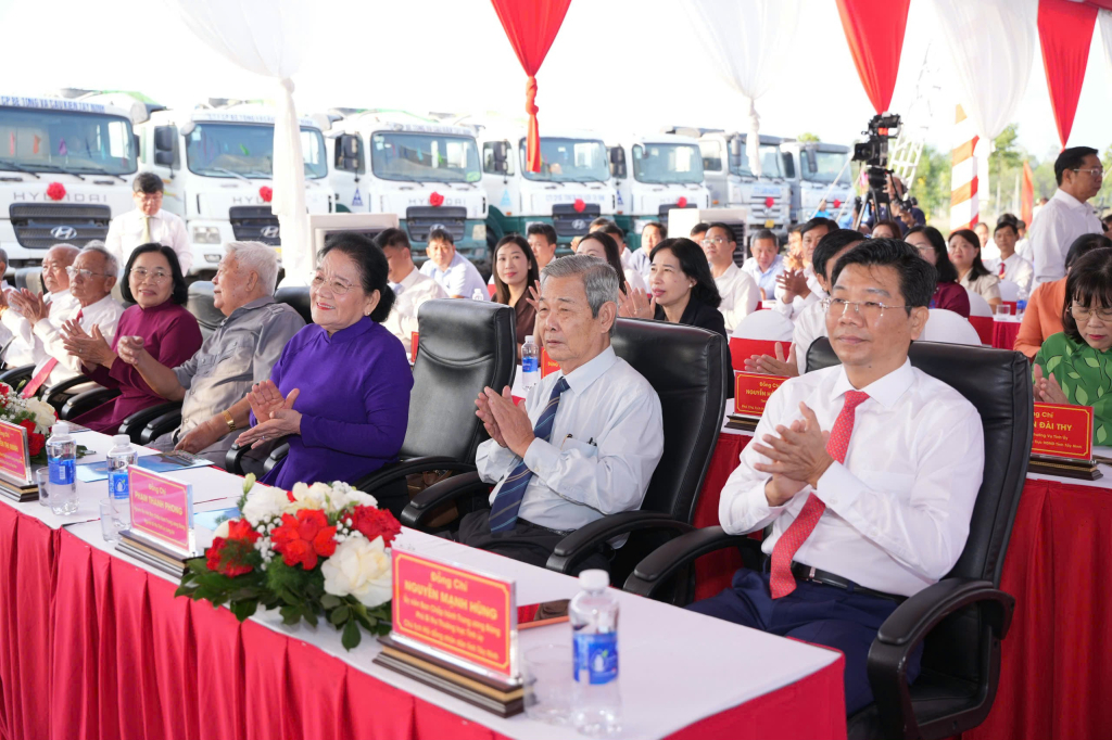 Current and former leaders of Tay Ninh and former Long An provinces attend the ceremony