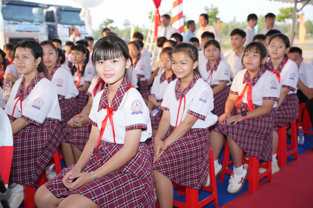 Students from Ben Cau commune attend the ceremony