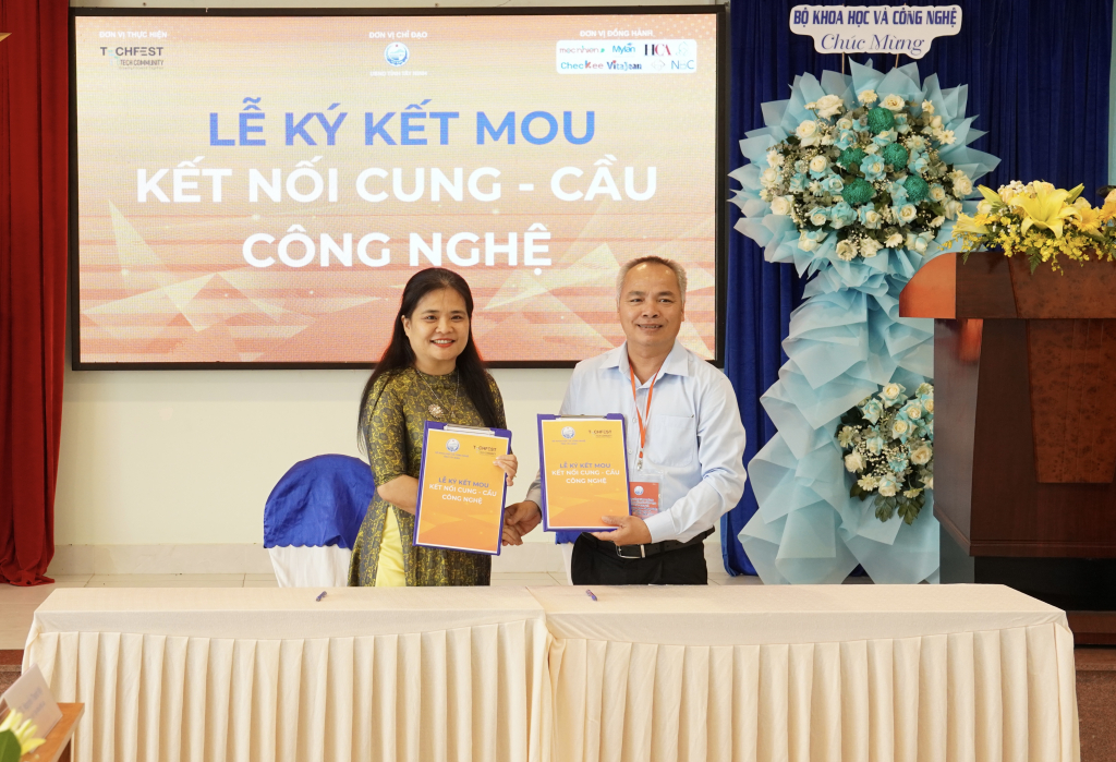 Phó Giám đốc Sở Khoa học và Công nghệ Nguyễn Minh Hải ký kết biên bản ghi nhớ hợp tác với Tiến sĩ Phạm Thị Hồng Phượng, Trưởng Cộng đồng Công nghệ Ecotech - Techfest Việt Nam