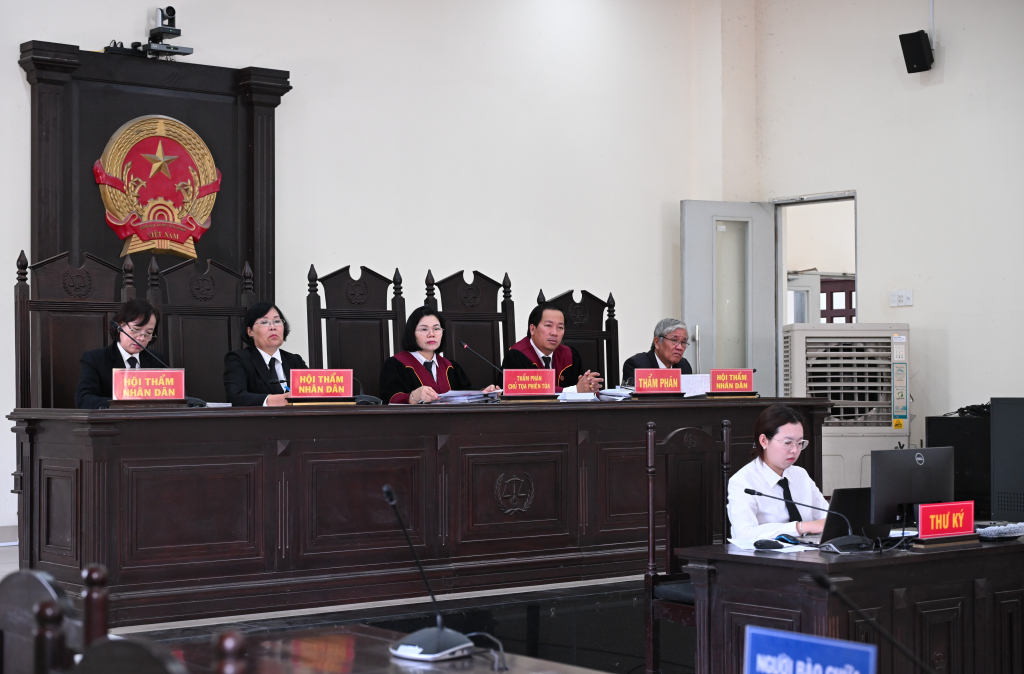  Hội đồng xét xử tuyên phạt bị cáo Mai Trường Phúc mức án 20 năm tù cho 2 tội danh