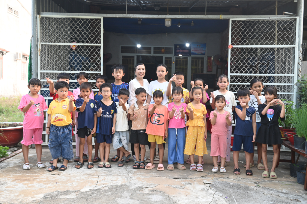 Người 'l&aacute;i đ&ograve;' chở chữ dưới ch&acirc;n n&uacute;i B&agrave; Đen