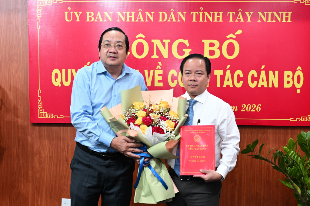 Ủy viên Ban Thường vụ Tỉnh, Phó Chủ tịch UBND tỉnh Nguyễn Minh Lâm trao quyết định cho đồng chí Nguyễn Đăng Minh Xuân