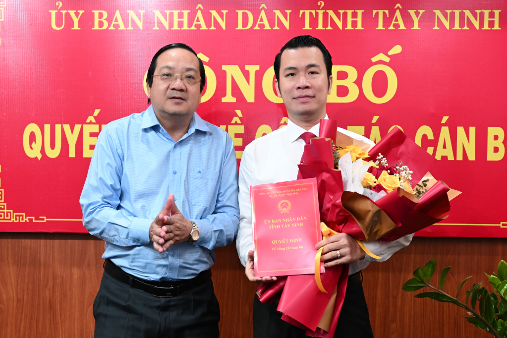 Ủy viên Ban Thường vụ Tỉnh, Phó Chủ tịch UBND tỉnh Nguyễn Minh Lâm trao quyết định cho đồng chí Trương Tấn Sơn