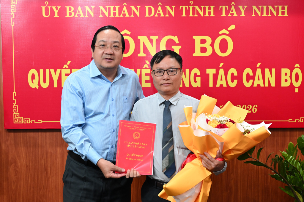 Ủy viên Ban Thường vụ Tỉnh, Phó Chủ tịch UBND tỉnh Nguyễn Minh Lâm trao quyết định cho đồng chí Lê Quang Định
