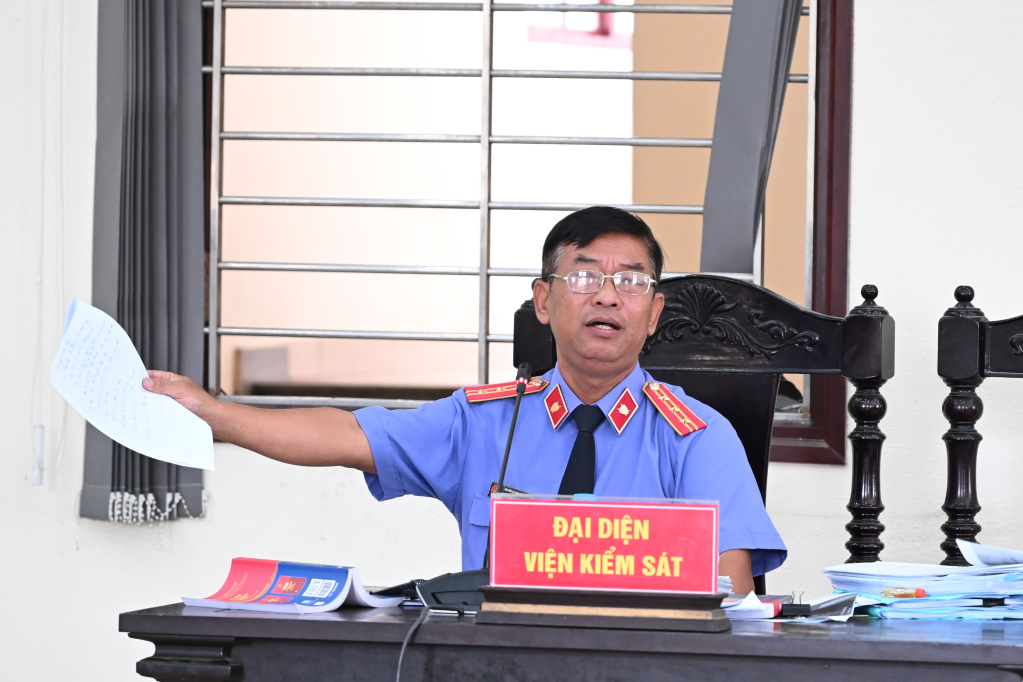 Đại diện Viện kiểm sát tham gia xét hỏi các bị cáo tại phiên tòa