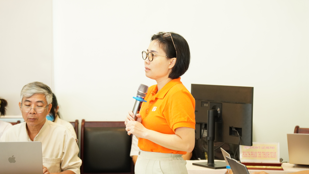 Đại biểu phát biểu tại phiên tọa đàm