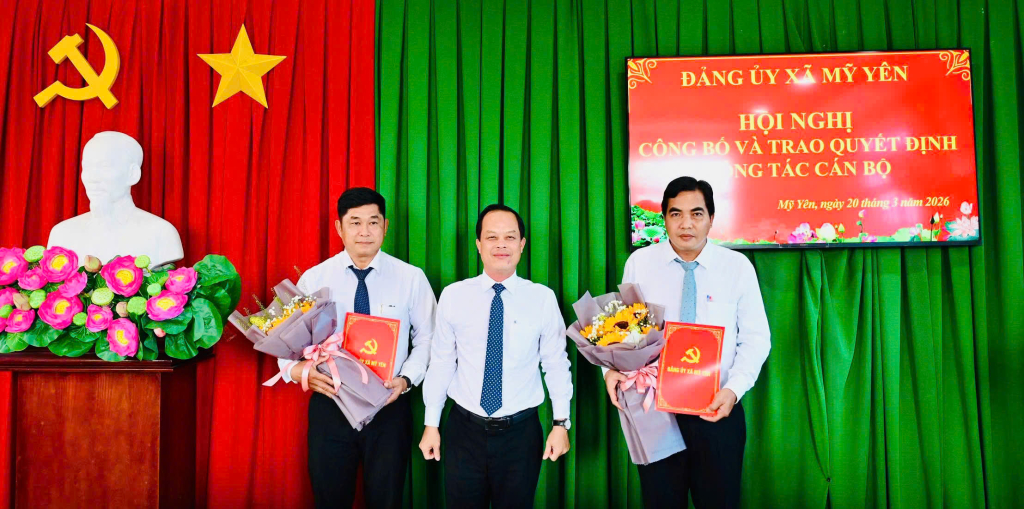 X&atilde; Mỹ Y&ecirc;n: C&ocirc;ng bố v&agrave; trao c&aacute;c quyết định về c&ocirc;ng t&aacute;c c&aacute;n bộ