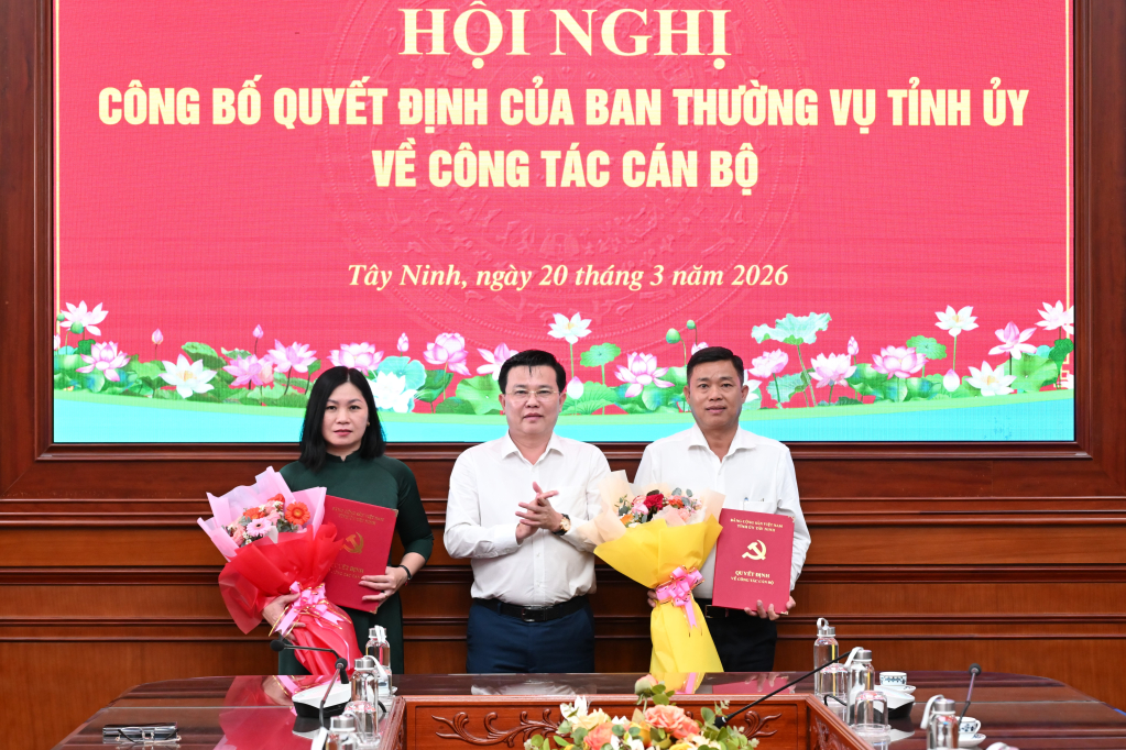 Phó Bí thư Tỉnh ủy, Chủ tịch Ủy ban MTTQ Việt Nam tỉnh Nguyễn Thanh Hải trao quyết định của Ban Thường vụ Tỉnh ủy cho đồng chí Đinh Văn Sáu và đồng chí Mai Đặng Thảo Nguyên 