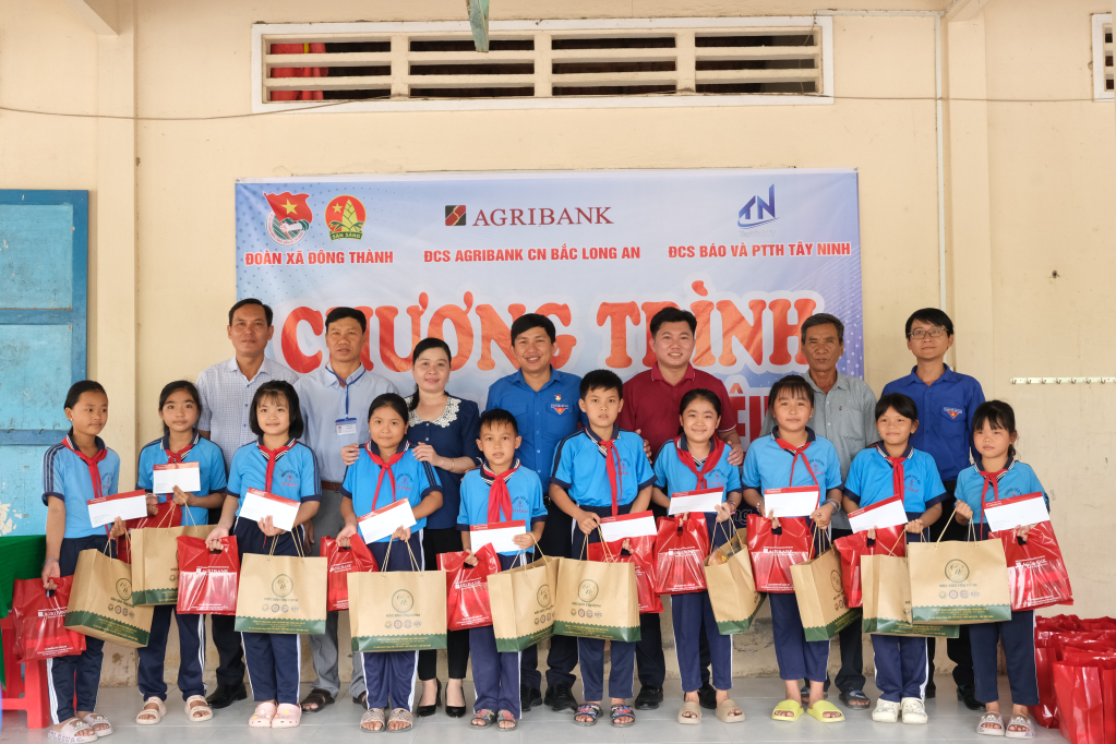 Trao qu&agrave; cho học sinh tại x&atilde; Đ&ocirc;ng Th&agrave;nh