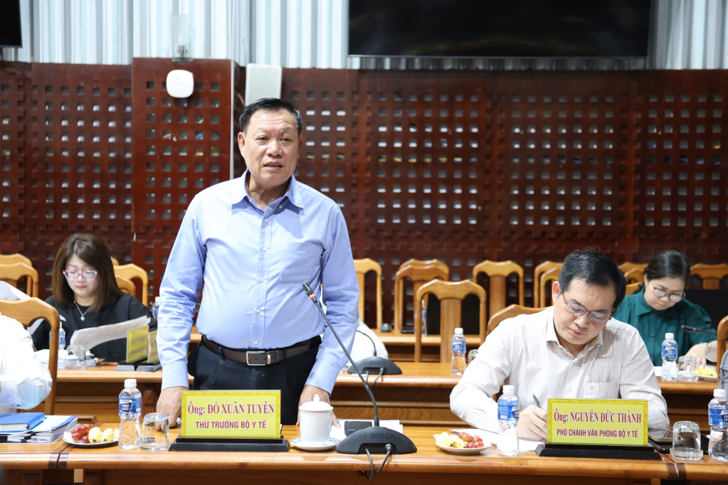 Thứ trưởng Bộ Y tế Đỗ Xu&acirc;n Tuy&ecirc;n l&agrave;m việc với UBND tỉnh T&acirc;y Ninh về việc triển khai nghị quyết của Ch&iacute;nh phủ trong lĩnh vực y tế 