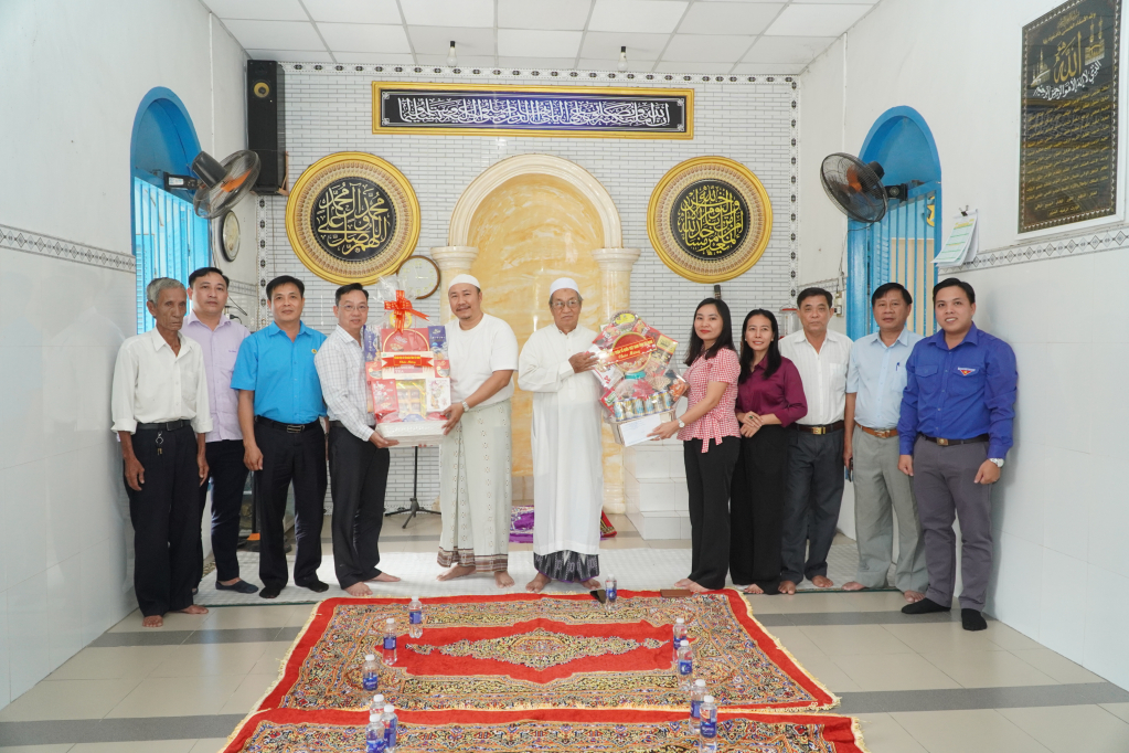 Đoàn lãnh đạo tỉnh tặng quà cho Ban Quản trị Thánh đường Tân Bửu