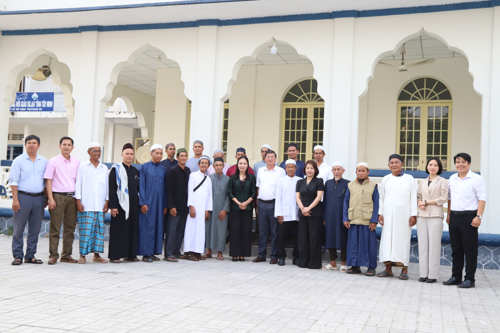 Ph&oacute; Trưởng ban T&ocirc;n gi&aacute;o Ch&iacute;nh phủ thăm, ch&uacute;c mừng Lễ xả chay Roya Ramadan tại T&acirc;y Ninh