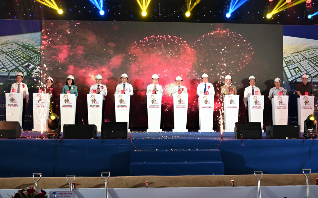 Các đại biểu bấm nút khởi công dự án