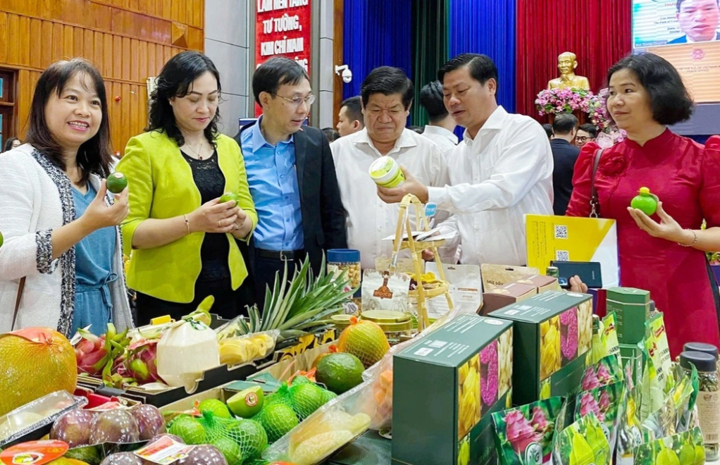 Đẩy mạnh ph&aacute;t triển c&ocirc;ng nghiệp n&ocirc;ng th&ocirc;n theo hướng hiện đại, bền vững