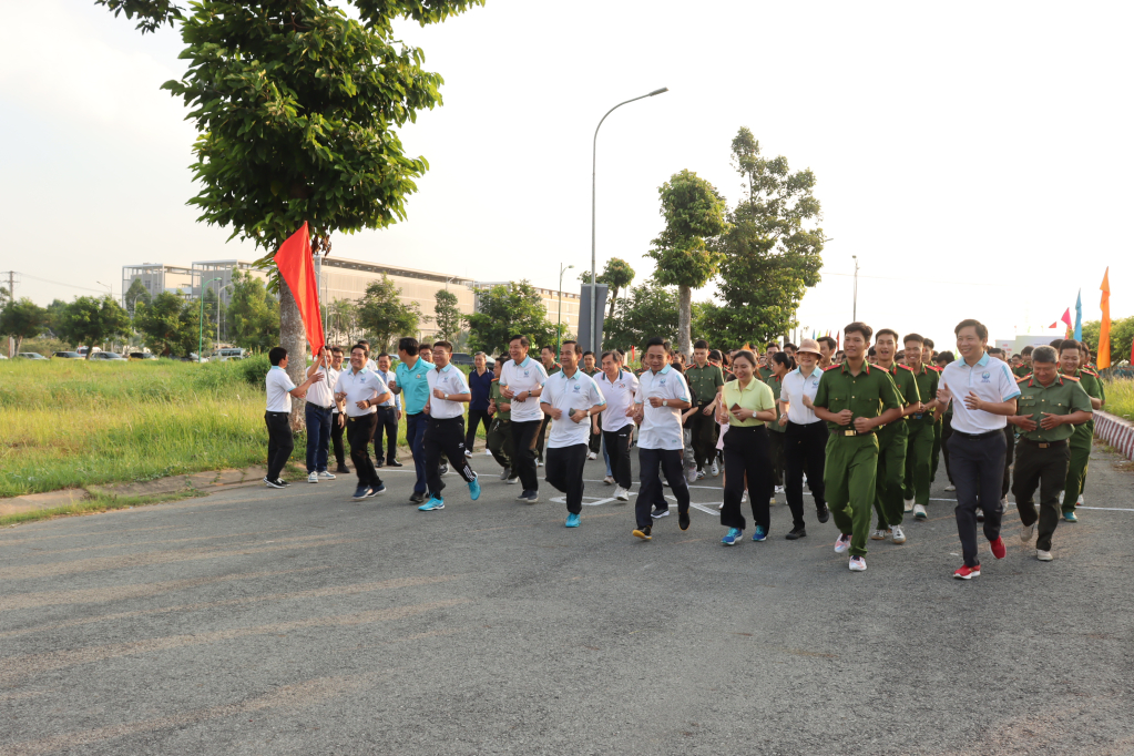  Đại biểu cùng toàn thể lực lượng tham gia chạy