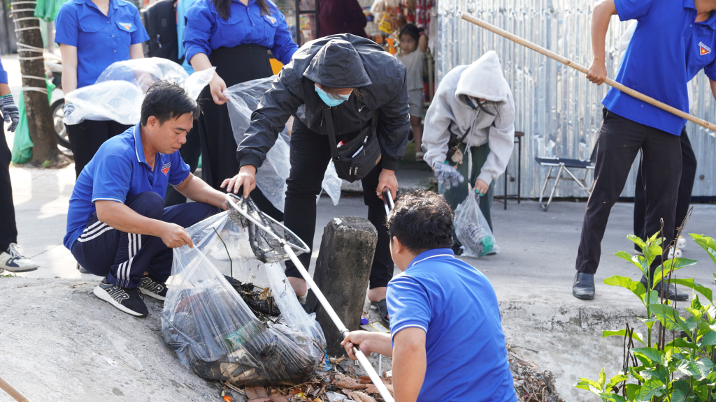 Các đội ra quân thu gom rác, làm sạch các tuyến kênh 