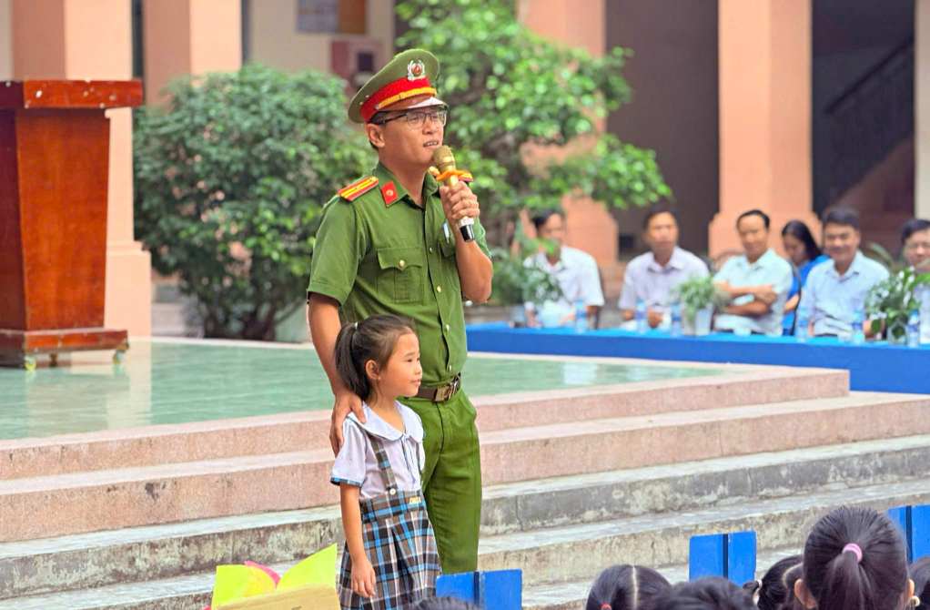 Công an xã Tân Biên tuyên truyền an toàn giao thông cho học sinh