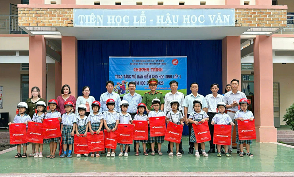 Chương trình trao tặng mũ bảo hiểm cho học sinh trường Tiểu học Nguyễn Bá Ngọc (xã Tân Biên)