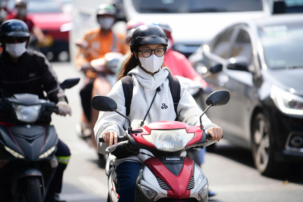 Thời tiết h&ocirc;m nay 23/3: Cả nước nắng nhưng c&oacute; thể mưa d&ocirc;ng chiều tối