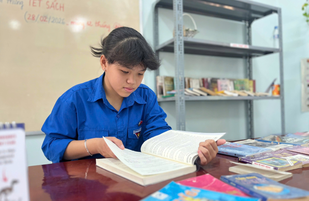 Hoàng Oanh thường xuyên đọc sách, trau dồi thêm kiến thức mới