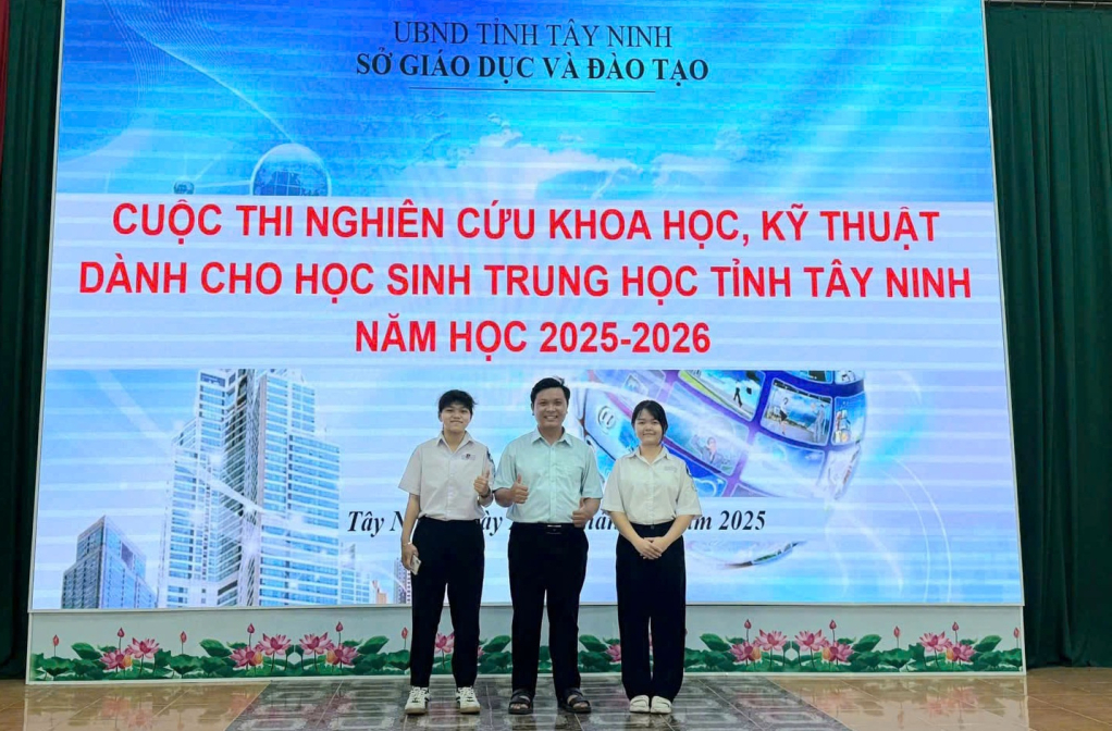 Hoàng Oanh (bìa trái) cùng giáo viên và bạn Triệu Khánh Thy tham gia Cuộc thi nghiên cứu khoa học, kỹ thuật dành cho học sinh trung học tỉnh Tây Ninh năm học 2025 – 2026