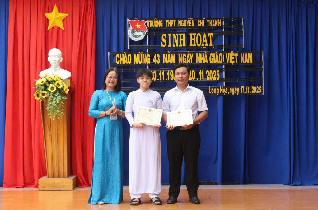 Hoàng Oanh (ở giữa) nhận khen thưởng