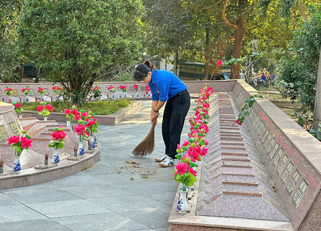 Hoàng Oanh tham gia dọn dẹp Nghĩa trang liệt sĩ