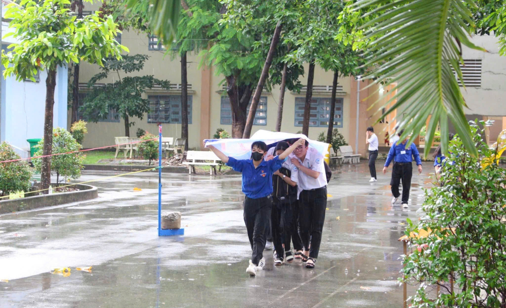 Hoàng Oanh tham gia hoạt động tiếp sức mùa thi