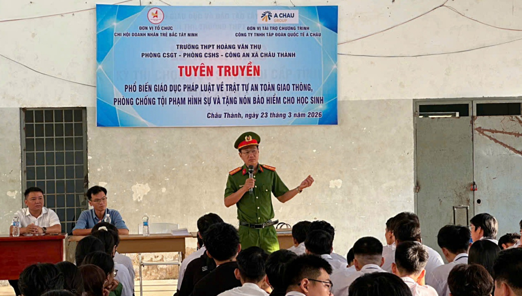 Cán bộ Công an tuyên truyền pháp luật cho học sinh