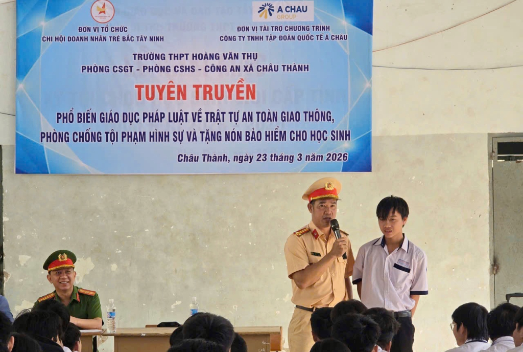 Học sinh tham gia trả lời câu hỏi về an toàn giao thông