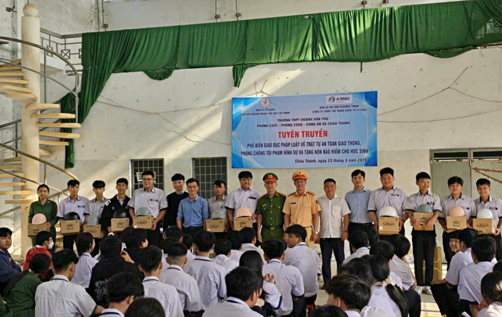 Các đơn vị trao tặng mũ bảo hiểm cho học sinh