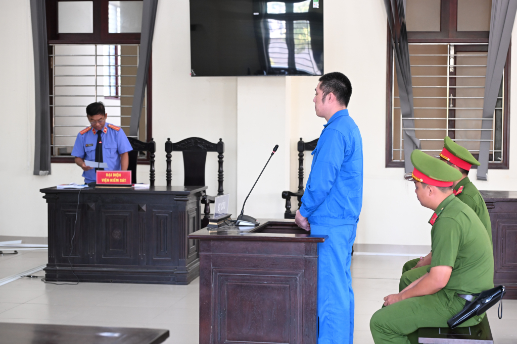 Viện kiểm sát công bố bản cáo trạng truy tố Cường tại tòa