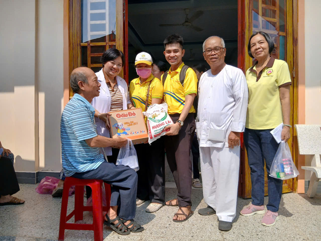 Kh&aacute;m bệnh, cấp thuốc v&agrave; tặng qu&agrave; cho hơn 450 người c&oacute; ho&agrave;n cảnh kh&oacute; khăn tại T&acirc;y Ninh