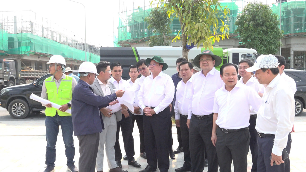 Chủ tịch UBND tỉnh L&ecirc; Văn Hẳn khảo s&aacute;t c&aacute;c c&ocirc;ng tr&igrave;nh tại x&atilde; Hậu Nghĩa