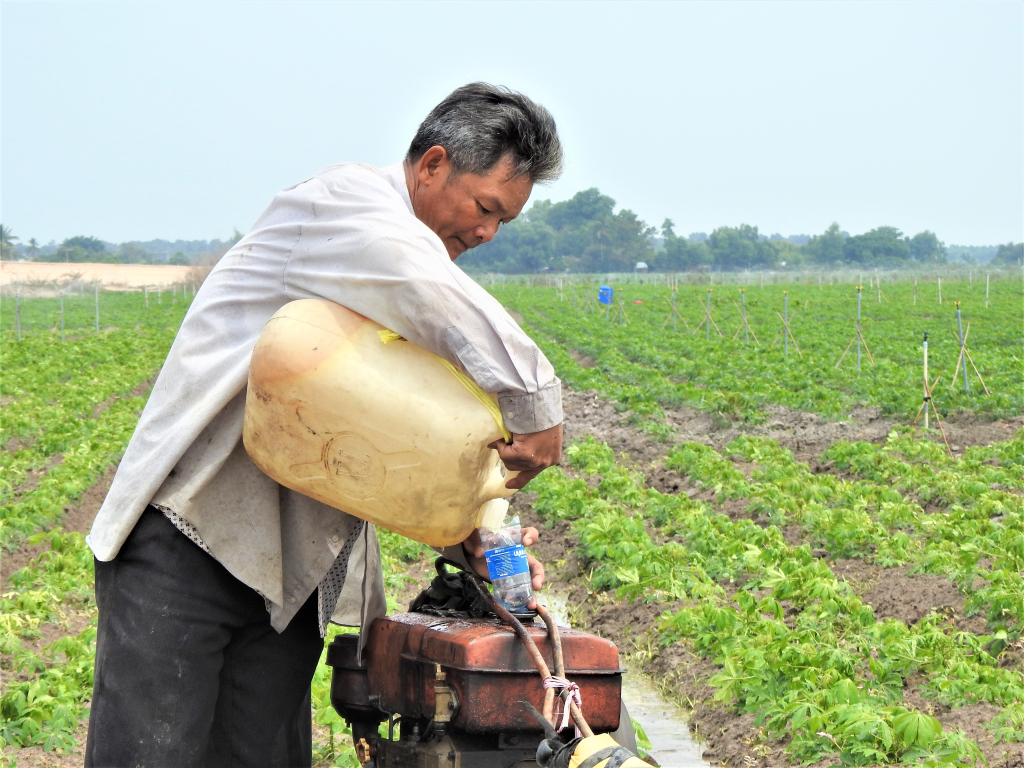 Nắng n&oacute;ng, n&ocirc;ng d&acirc;n chật vật tưới m&igrave; trong 'b&atilde;o gi&aacute;' xăng dầu