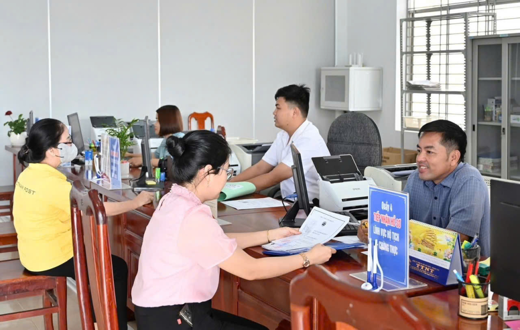 X&acirc;y dựng ch&iacute;nh quyền số - chuyển từ tư duy quản l&yacute; sang phục vụ