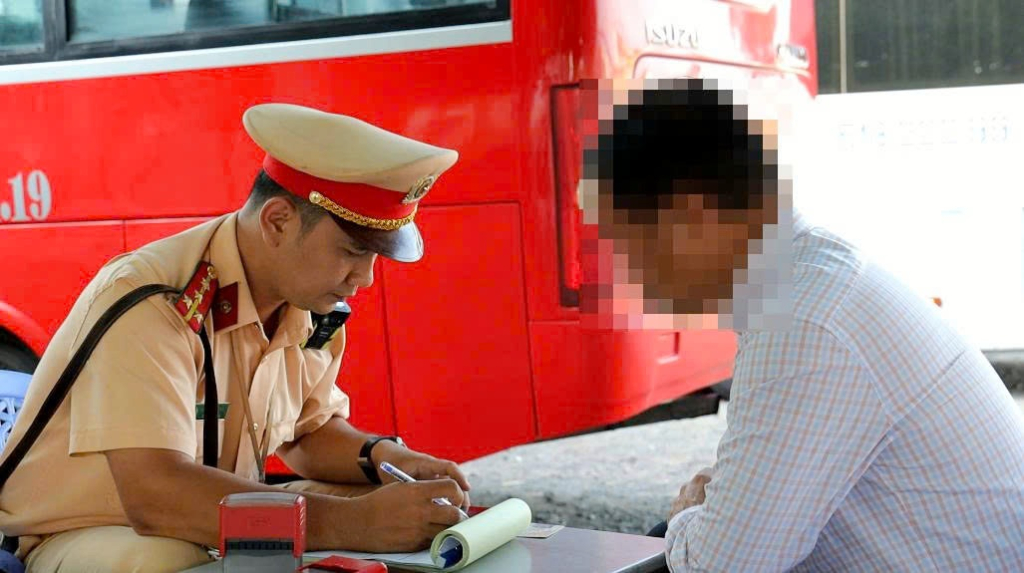 Cảnh s&aacute;t giao th&ocirc;ng lập bi&ecirc;n bản nhiều trường hợp vi phạm trong 7 ng&agrave;y ra qu&acirc;n 