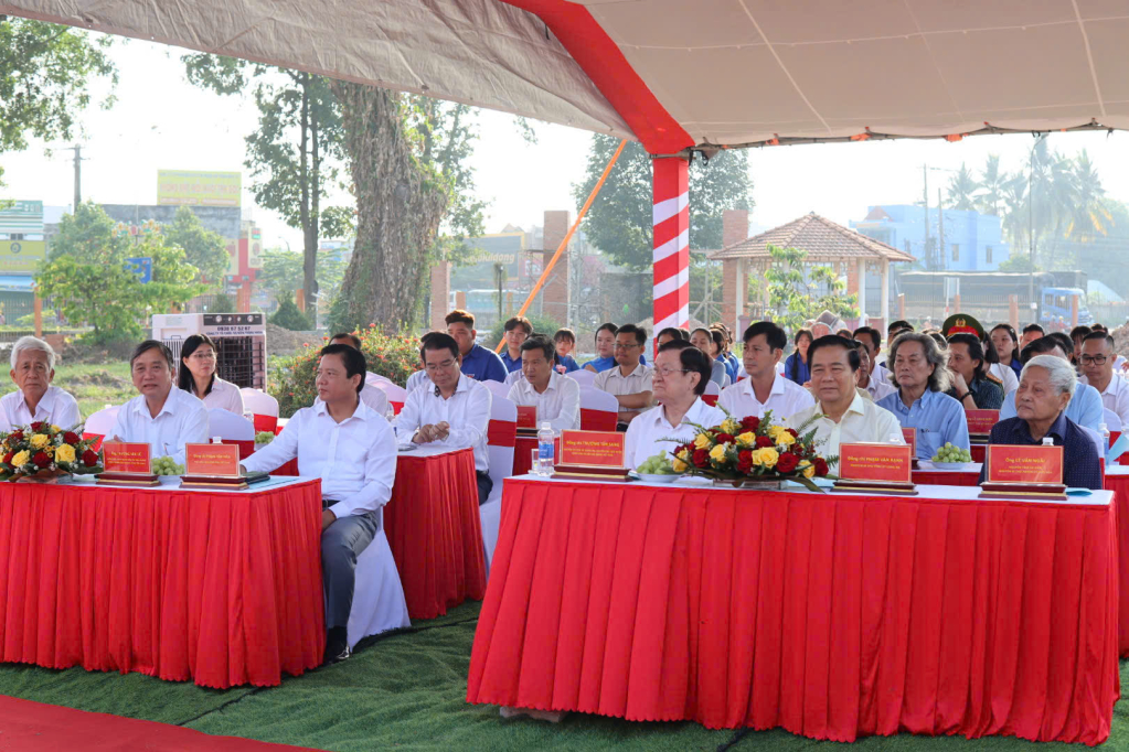 Đại biểu tham dự buổi lễ 