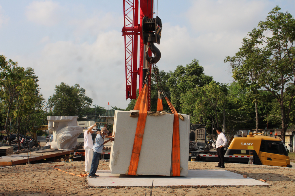 Tượng đồng chí Võ Văn Tần được tiến hành lắp dựng 